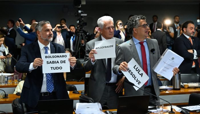Deputados da base do governo chegaram a apresentar relatório alternativo que pedia indiciamento ...