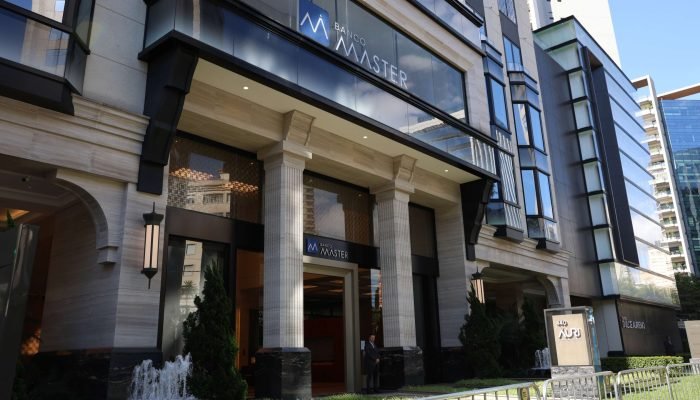 Crise do Master pode fazer com que bancos repassem custos para clientes de forma indireta (Foto: ...