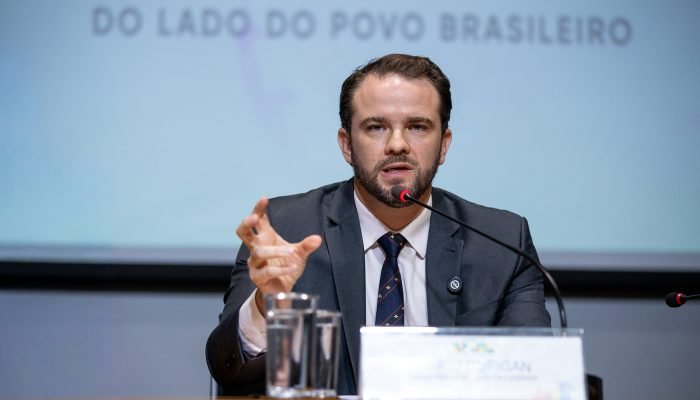 Durigan afirmou que taxa das blusinhas pode voltar “se houver desarranjo” e anunciou Desenrol...