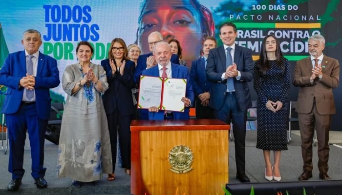 Decretos assinados por Lula consolidam lógica de censura do STF e ameaçam as eleições de 2026...