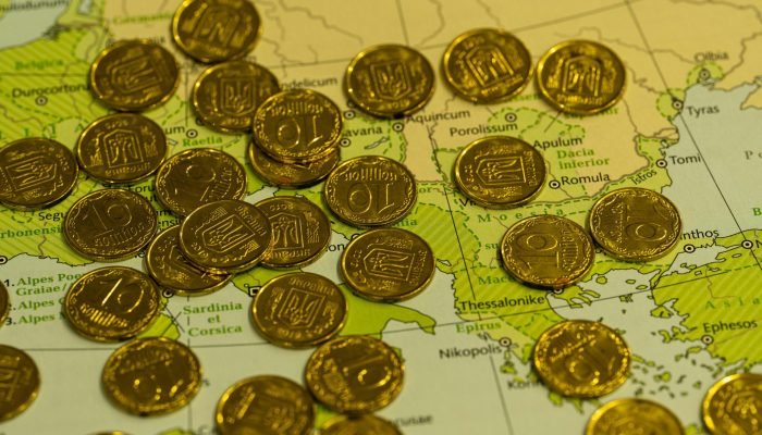 Em tempos de guerras geopolíticas, o mundo sente variações econômicas. (Foto: Q L | Pexels)