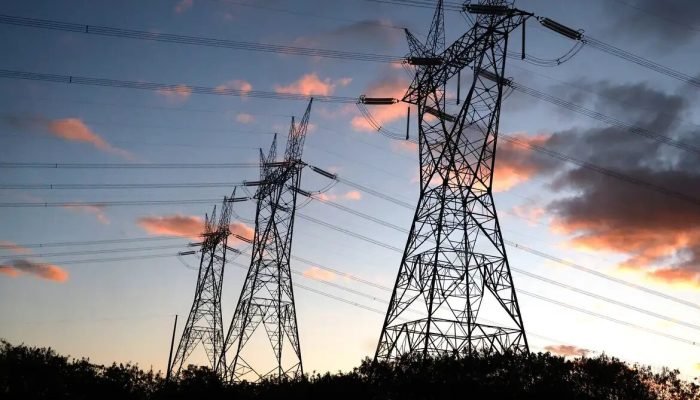 Conta de luz pode subir R$ 985 bilhões até 2050 por medidas do governo Lula, aponta estudo.