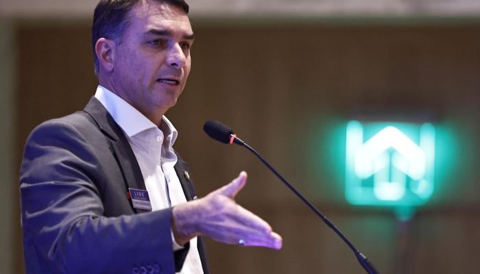 O pré-candidato à Presidência pelo PL, Flávio Bolsonaro, vê em Daniella Marques um bom nome ...