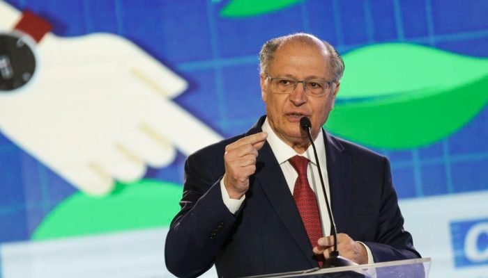 Alckmin vê avanço na decisão de Trump, mas critica manutenção de tarifaço de 40%. (Foto: Ma...