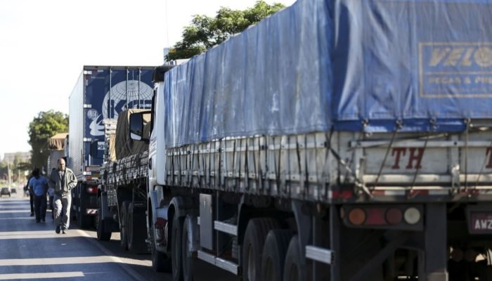 Entidades que representam caminhoneiros reúnem-se em Santos nesta tarde para decidir adesão à ...