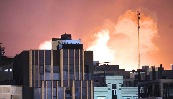 Fumaça e chamas sobem em Teerã após ataques coordenados dos EUA e Israel. A escalada da guerra...