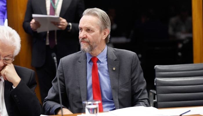 Proposta foi apresentada pelo líder na Câmara em meio a emenda que vincula assuntos e coloca pa...