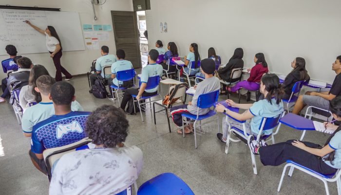 Lei que torna obrigatória a inclusão de educação política e direitos da cidadania nas escola...