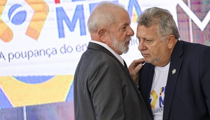 Lula e o presidente da Caixa, Carlos Vieira: chefe do Executivo ficou irritado com anúncio de la...