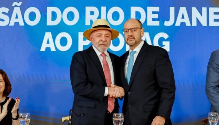 Lula e o governador em exercício do Rio de Janeiro, o desembargador Ricardo Couto, durante o eve...