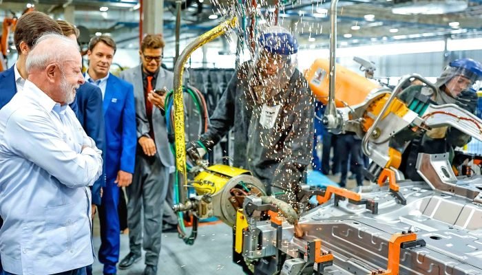 Lula durante visita a fábrica de carros em Anápolis (GO). Expansão dos gastos do governo fragi...