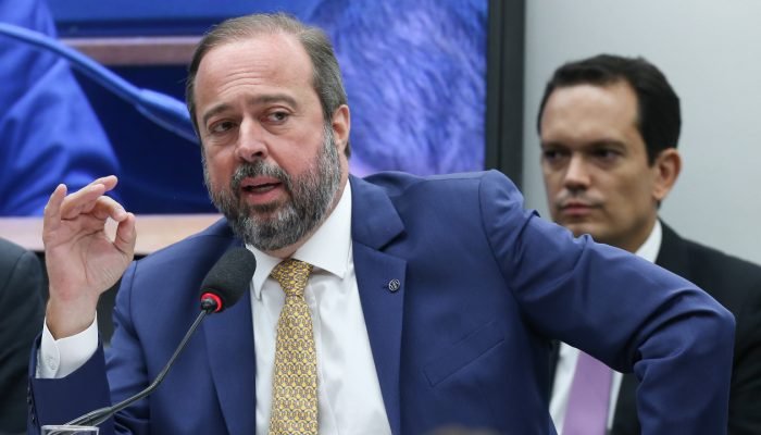 O ministro de Minas e Energia, Alexandre Silveira; pasta enfreneta crise orçamentária. (Foto: L...