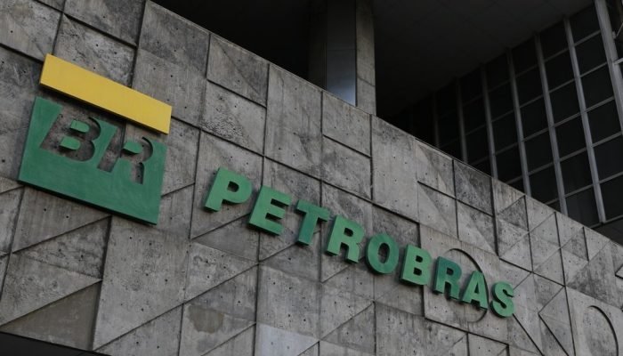 Dividendos e lucros bilionários ocorreram mesmo após a queda do preço do petróleo no mercado ...