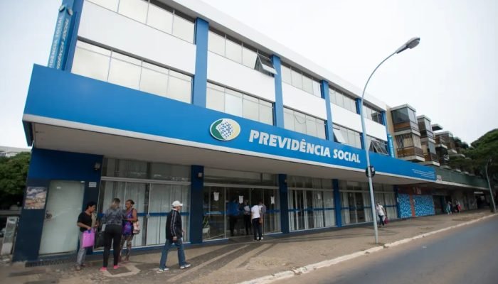 Aposentados e pensionistas tiveram mais de R$ 6,3 bilhões roubados por cobrança indevida de men...