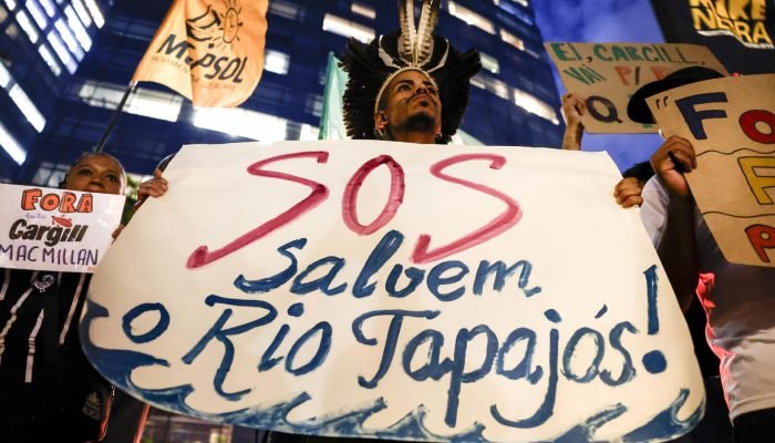 Indígenas também protestaram em frente à sede da Cargill, em São Paulo. (Foto: EFE/Sebastiao ...